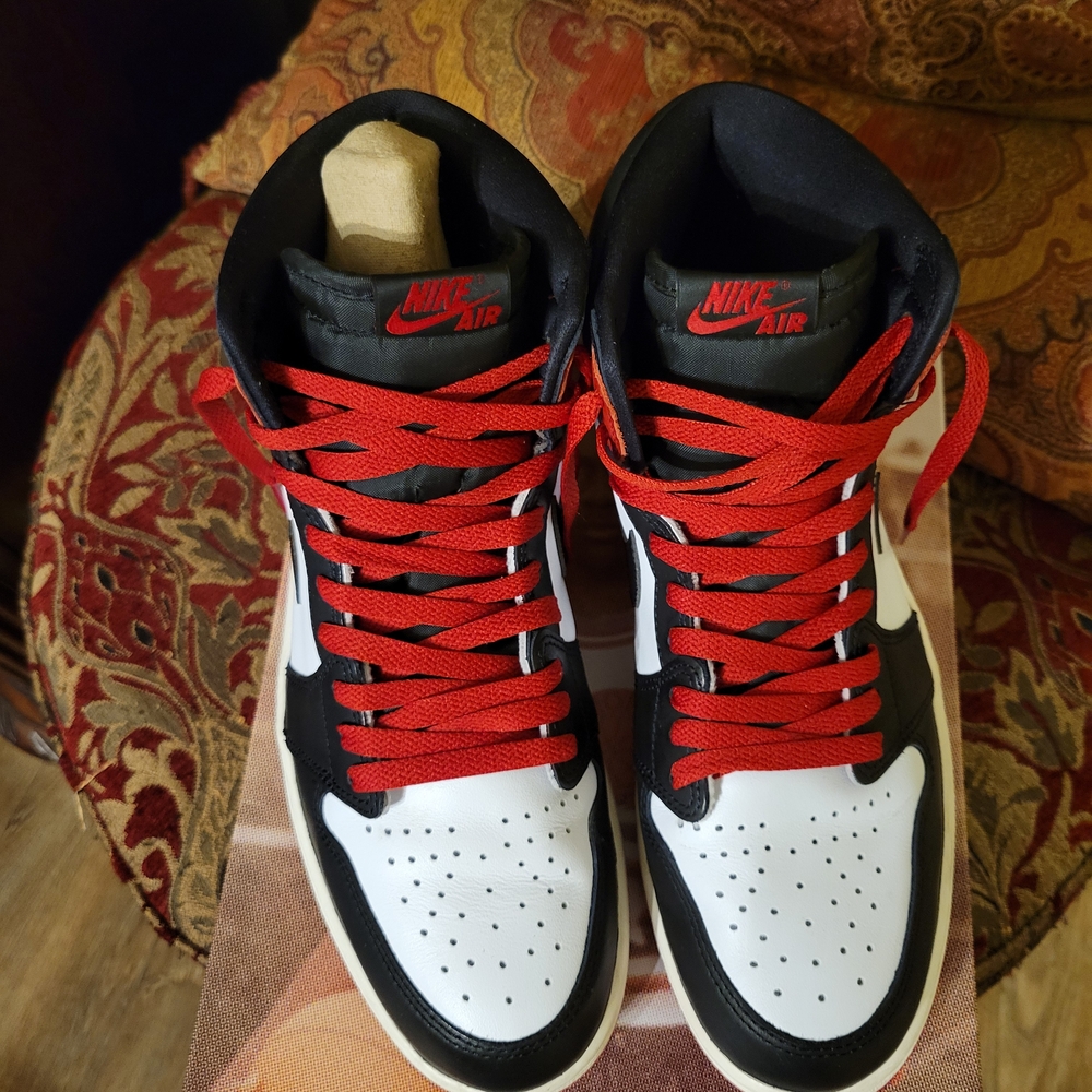 Nike Air Jordan 1 Retro High OG Sneakers - Picture 2 of 5
